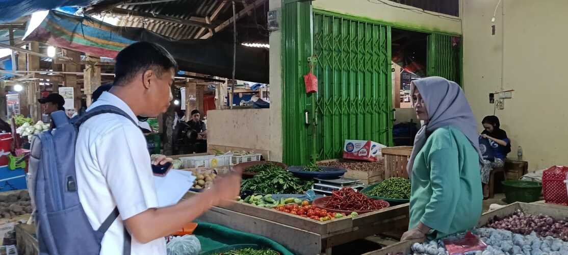 Pantau Ketersediaan Bahan Pangan, Dinas Tanaman Pangan Hortikultura dan Ketahanan Pangan Sambangi Distributor yang ada di Pasar Sarinah Kec. Rimbo Bujang